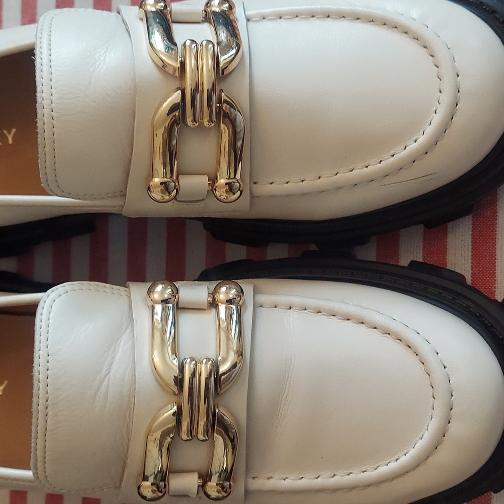 Elegant Cream Loafers with Gold Accent - Picture 9 of 9